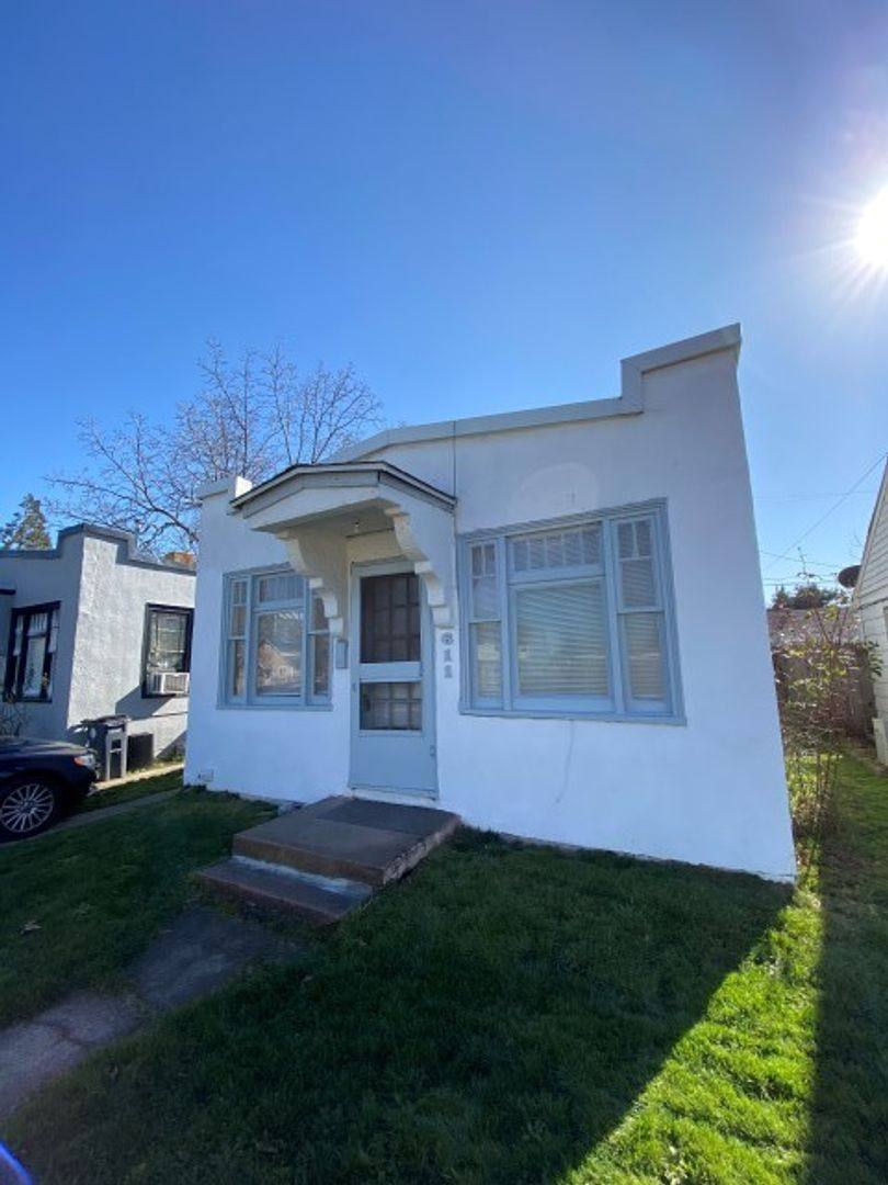 House for rent at 611 W 2nd St, Medford, OR 97501