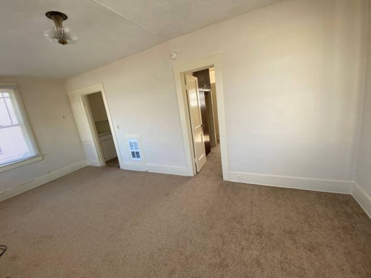 House for rent at 611 W 2nd St, Medford, OR 97501