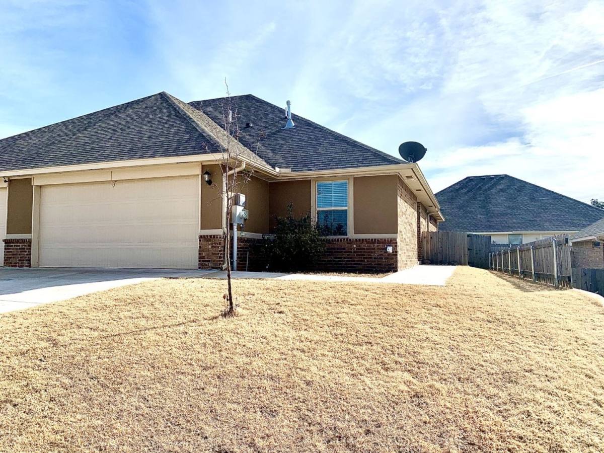 House for rent at 11214 Coachmans Rd, Yukon, OK 73099