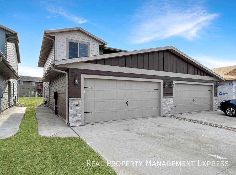 Townhouse for rent at 2114 S Ronsiek Ave, Sioux Falls, SD 57106