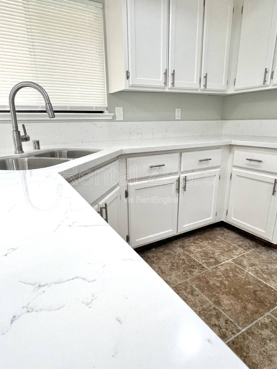 House for rent at 1620 Sungate Dr, Ceres, CA 95307