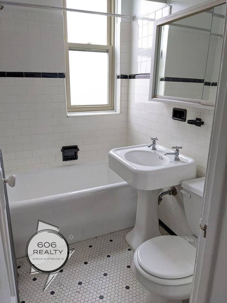 Apartment for rent at 3118-20 S Oak Park Ave, Berwyn, IL 60402
