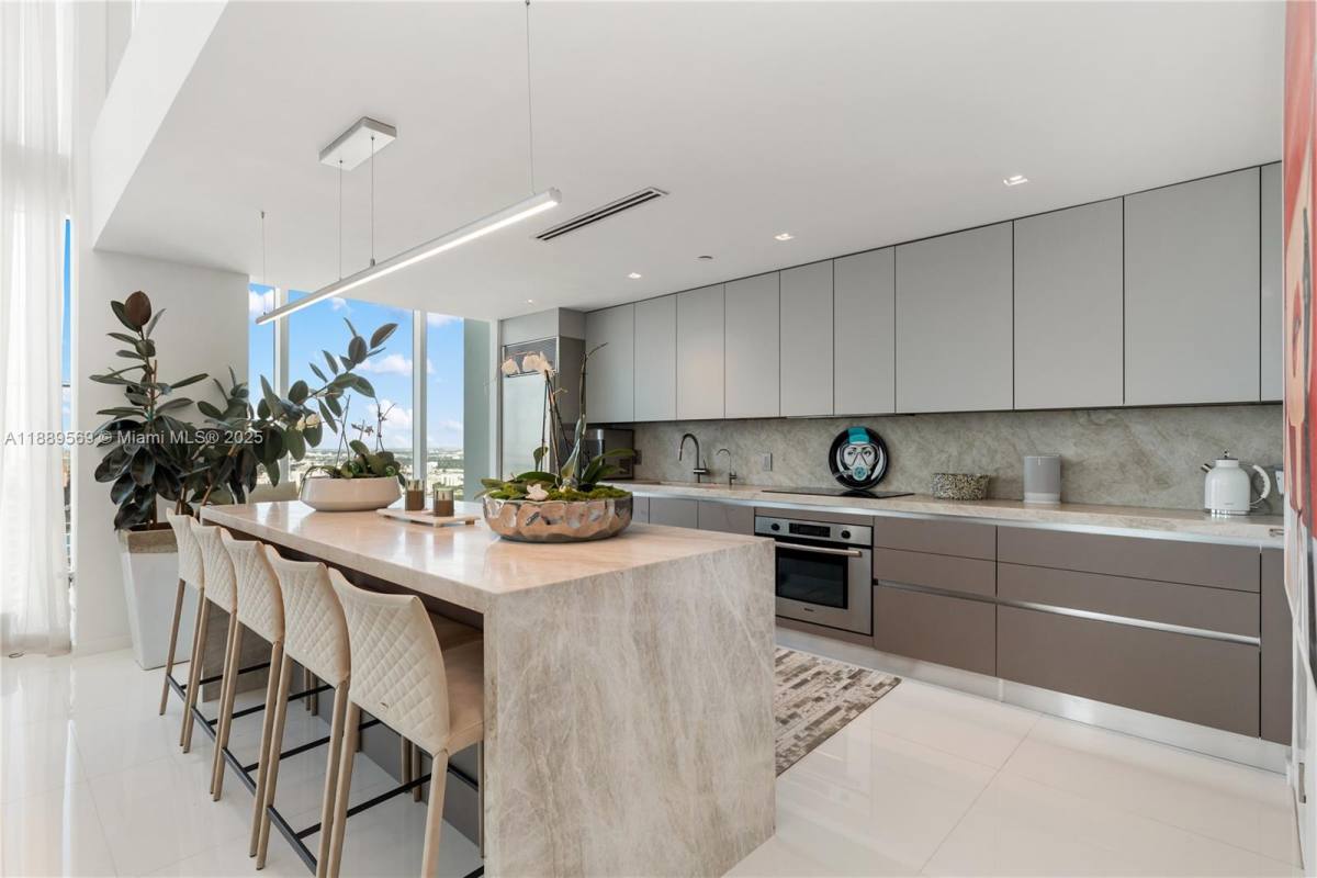 Apartment for rent at 1040 Biscayne Blvd, Miami, FL 33132