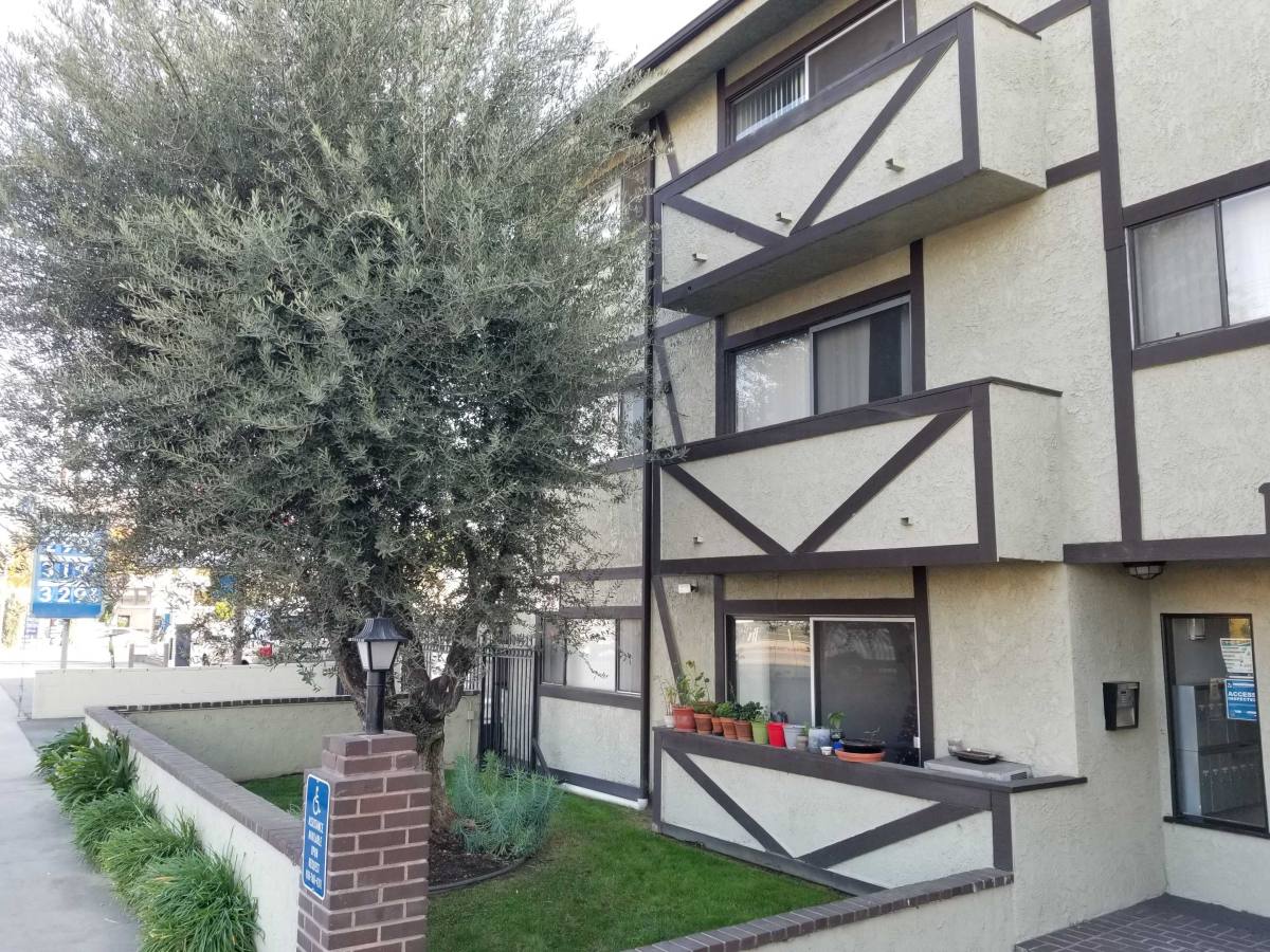 Apartment for rent at 11028 Moorpark St #202, North Hollywood, CA 91602