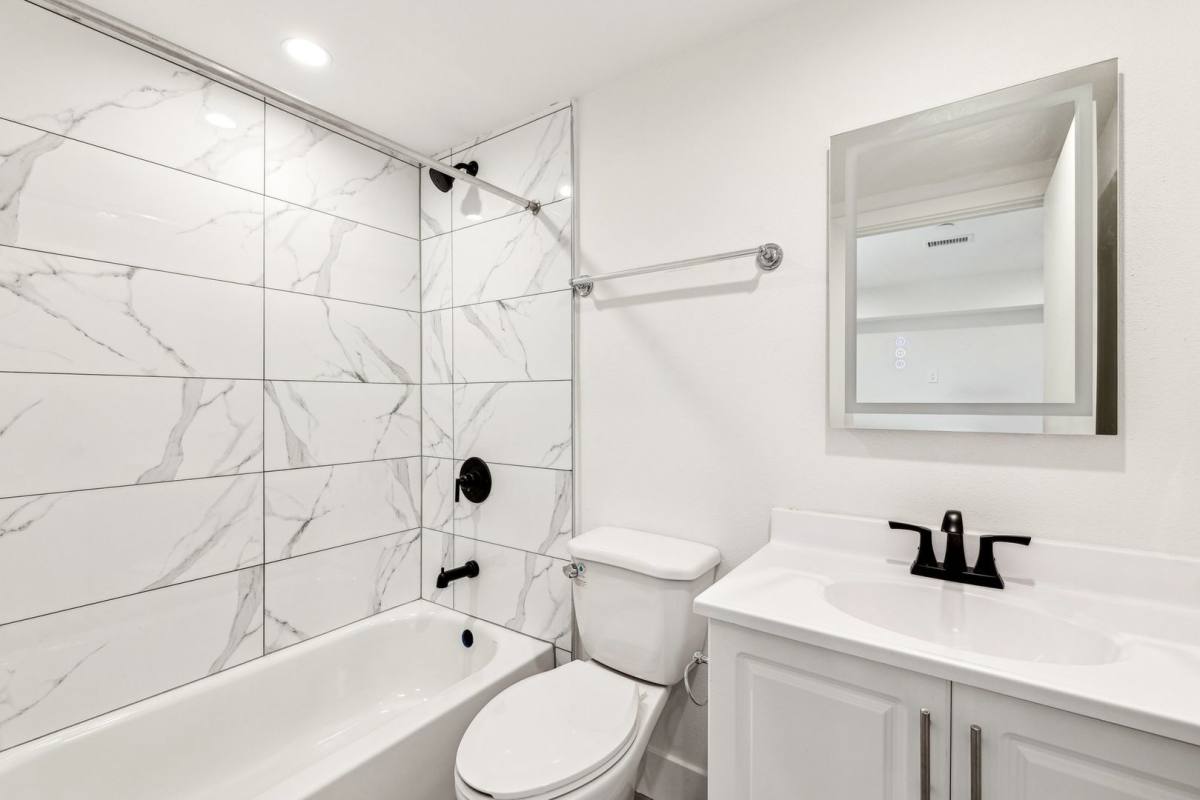 Apartment for rent at 1151 W 37th Dr, Los Angeles, CA 90007