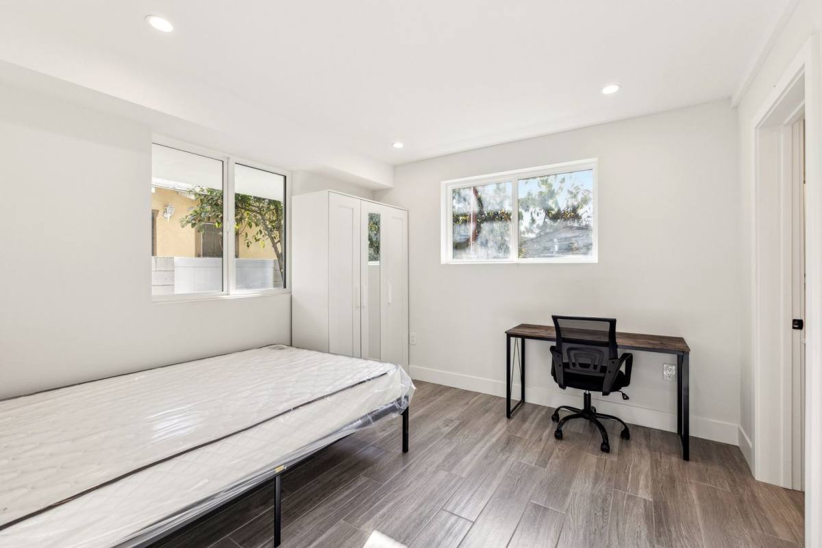 Apartment for rent at 1151 W 37th Dr, Los Angeles, CA 90007