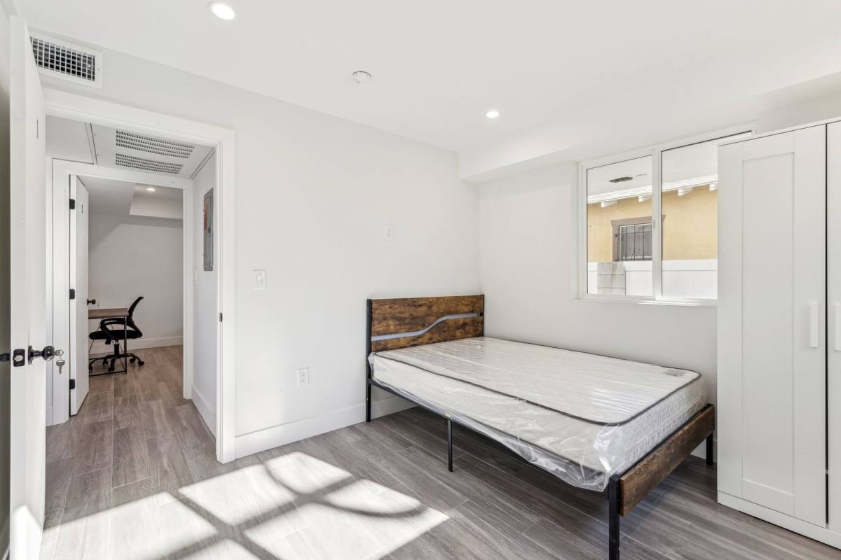 Apartment for rent at 1151 W 37th Dr, Los Angeles, CA 90007