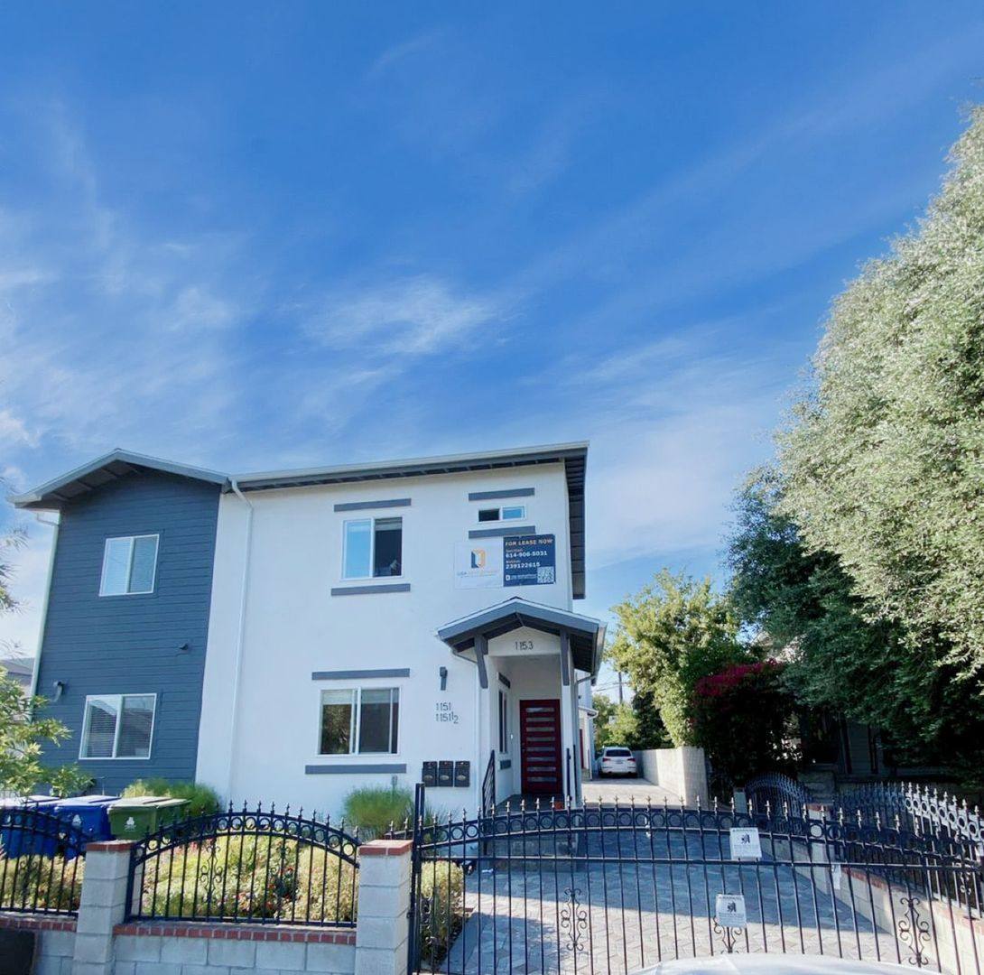 Apartment for rent at 1151 W 37th Dr, Los Angeles, CA 90007