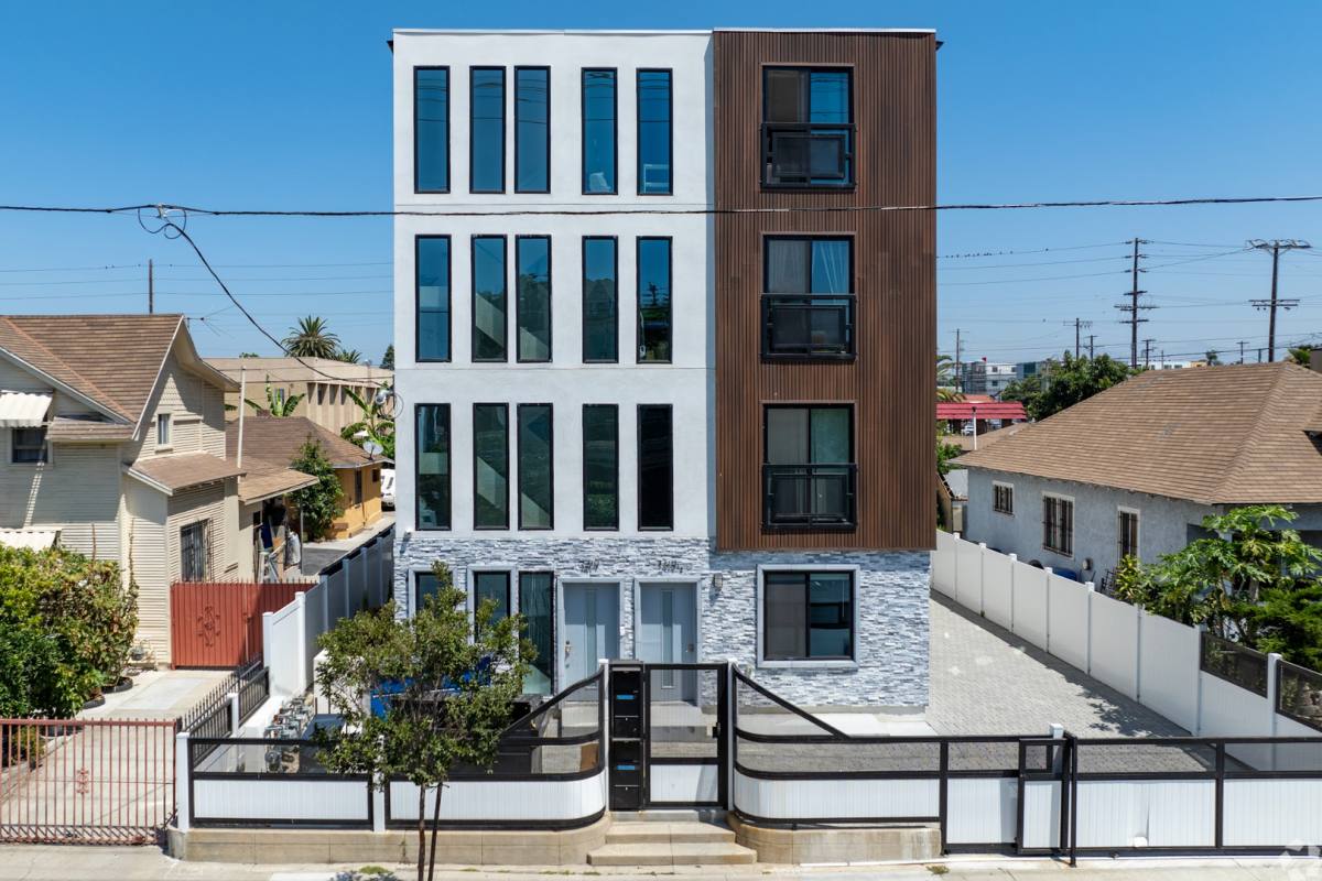 Apartment for rent at 1419 W 35th St, Los Angeles, CA 90018