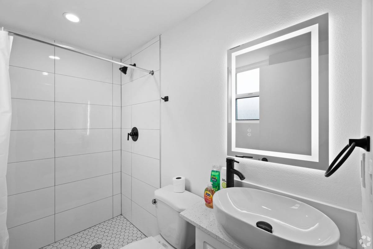 Apartment for rent at 1419 W 35th St, Los Angeles, CA 90018