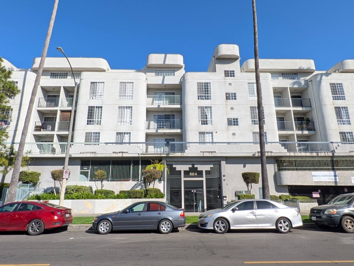 Apartment for rent at 864 S New Hampshire Ave, Los Angeles, CA 90005