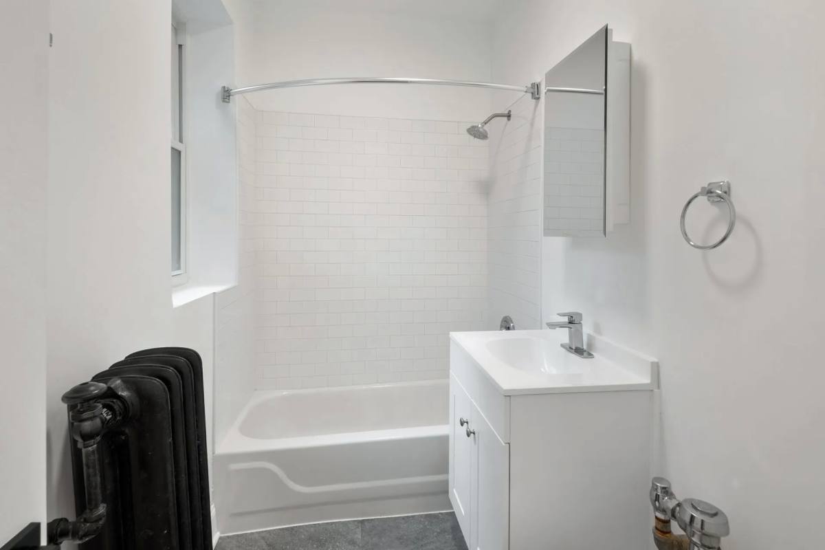 Apartment for rent at 5038-5041 N Sheridan Rd, Chicago, IL 60640