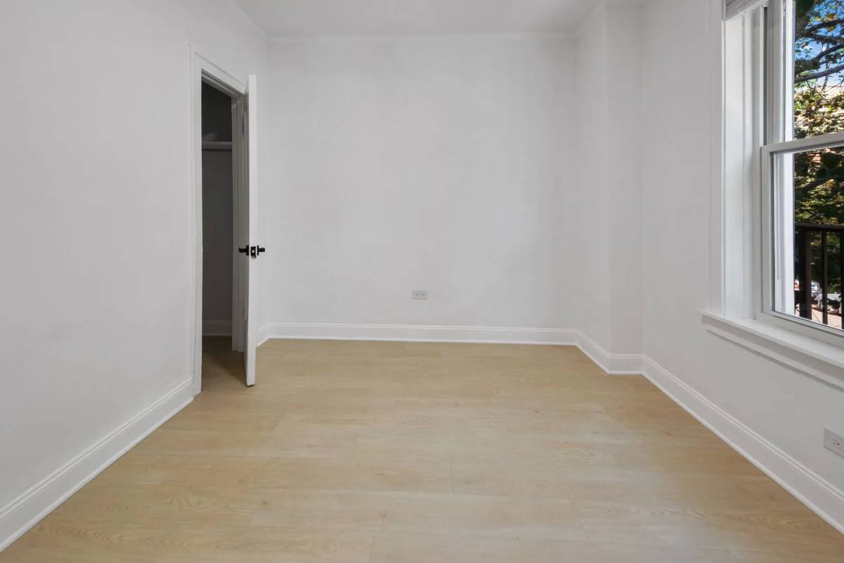 Apartment for rent at 5038-5041 N Sheridan Rd, Chicago, IL 60640