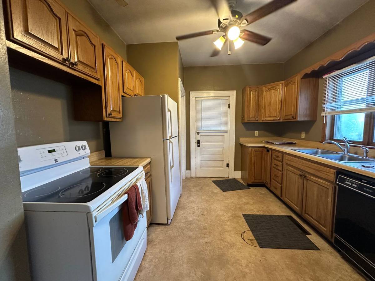 122 E Pleasant St, Rockwell City, IA 50579 - House for Rent - Image 4