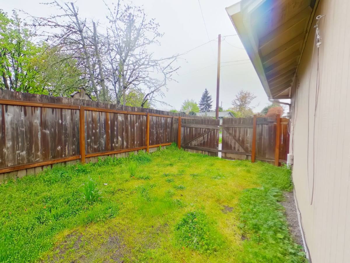 House for rent at 2310 Snelling Dr, Eugene, OR 97408