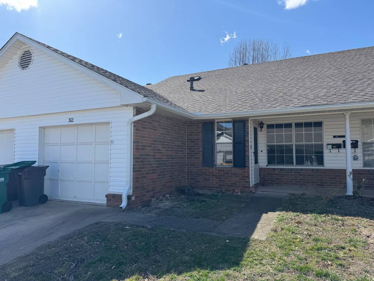 House for rent at 312 S 11th Place, Rogers, AR 72756