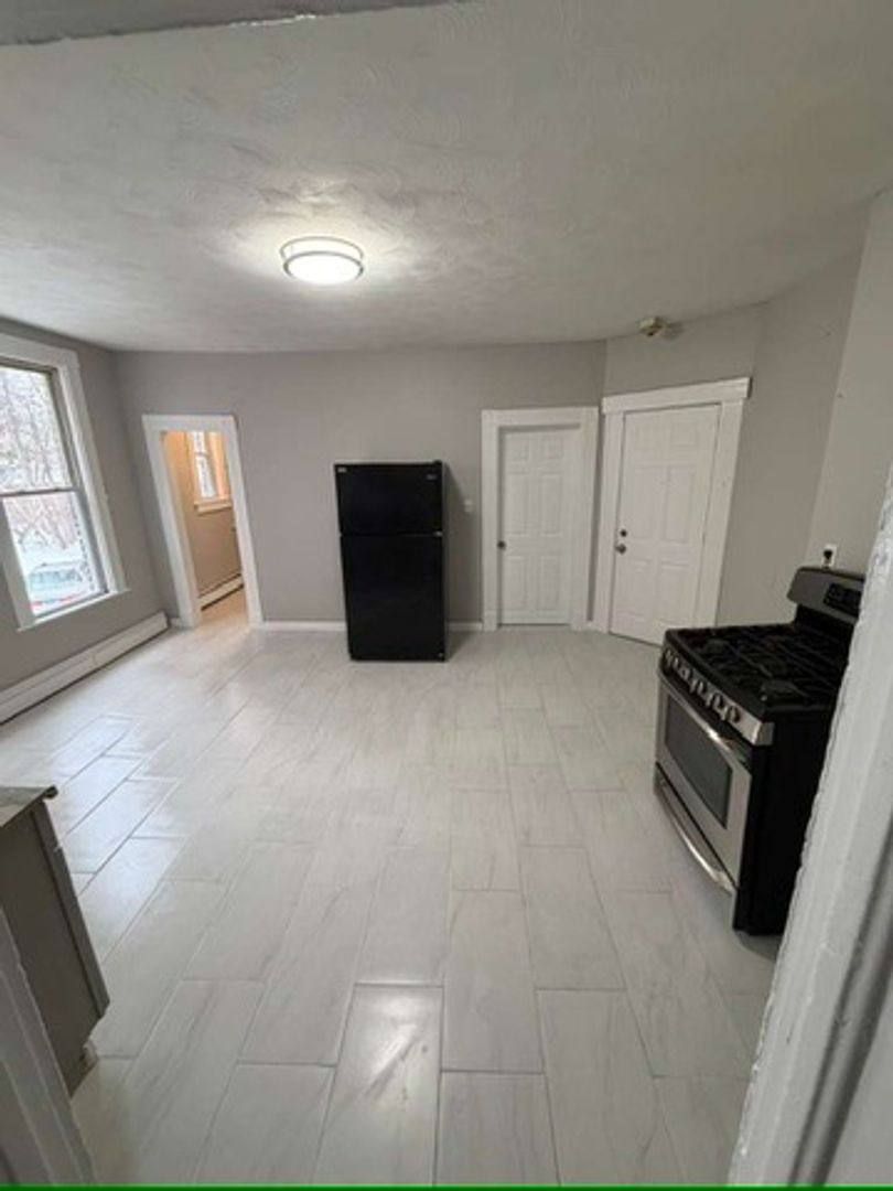 Apartment for rent at 172 Glen St, New Britain, CT 06051