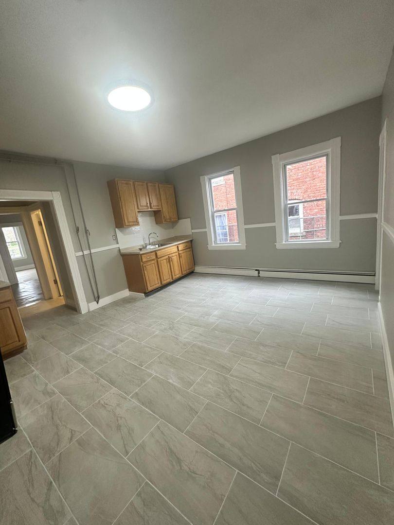 Apartment for rent at 172 Glen St, New Britain, CT 06051