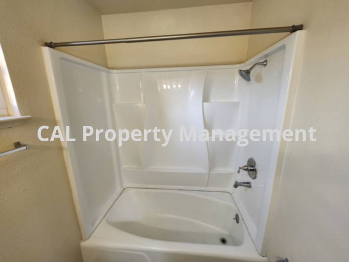 Apartment for rent at 938 Illinois Ave, Los Banos, CA 93635