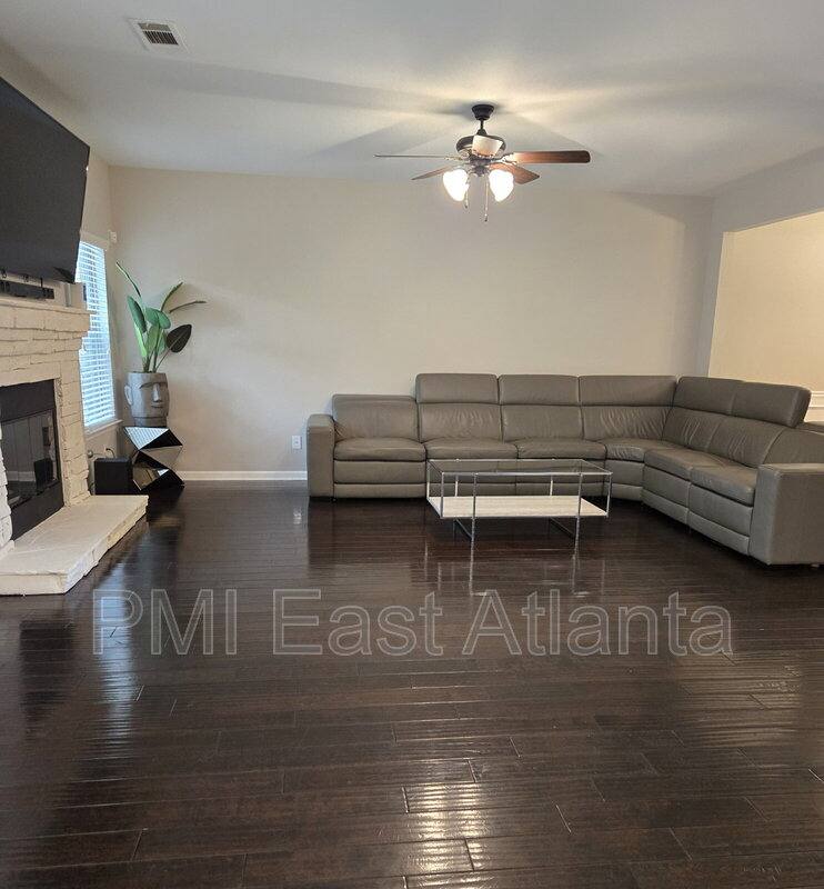 House for rent at 422 Live Oak Pass, Loganville, GA 30052