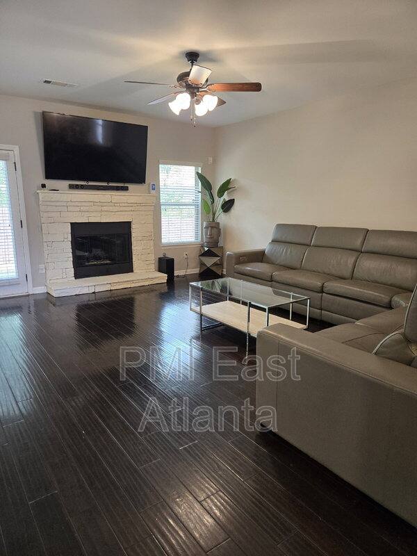 House for rent at 422 Live Oak Pass, Loganville, GA 30052
