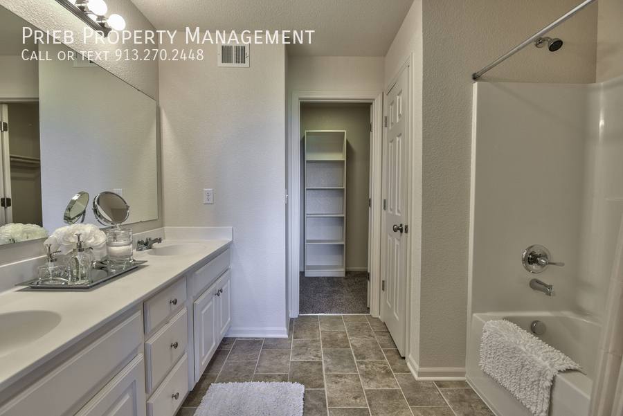 Townhouse for rent at 21975 W 125th St #BUILDING 9, Olathe, KS 66061