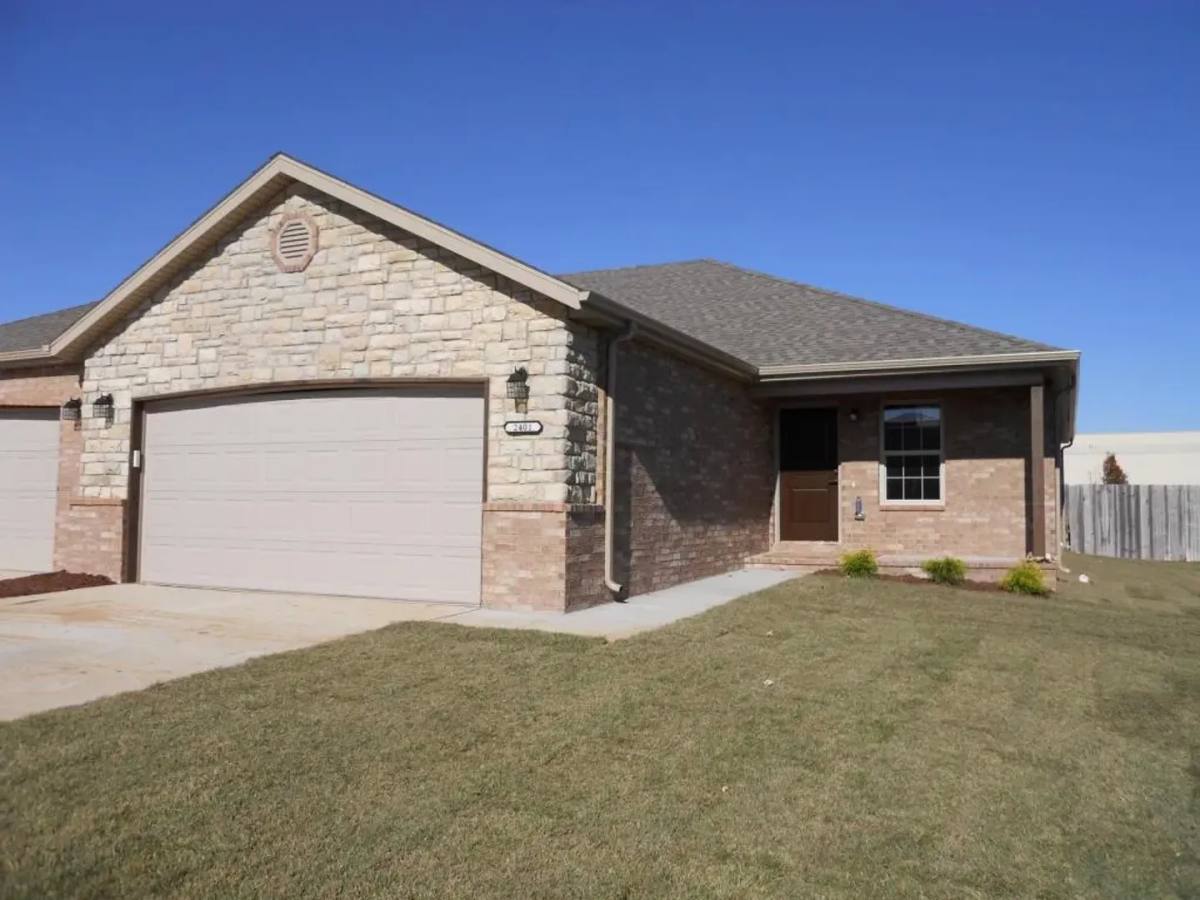 Townhouse for rent at 2401 W Bridlewood Trail, Pittsburg, MO 65724