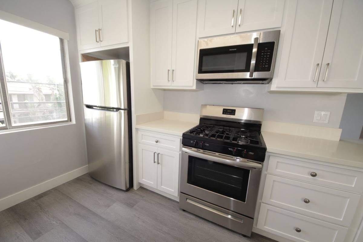 Apartment for rent at 11621 Ohio Ave, Los Angeles, CA 90025