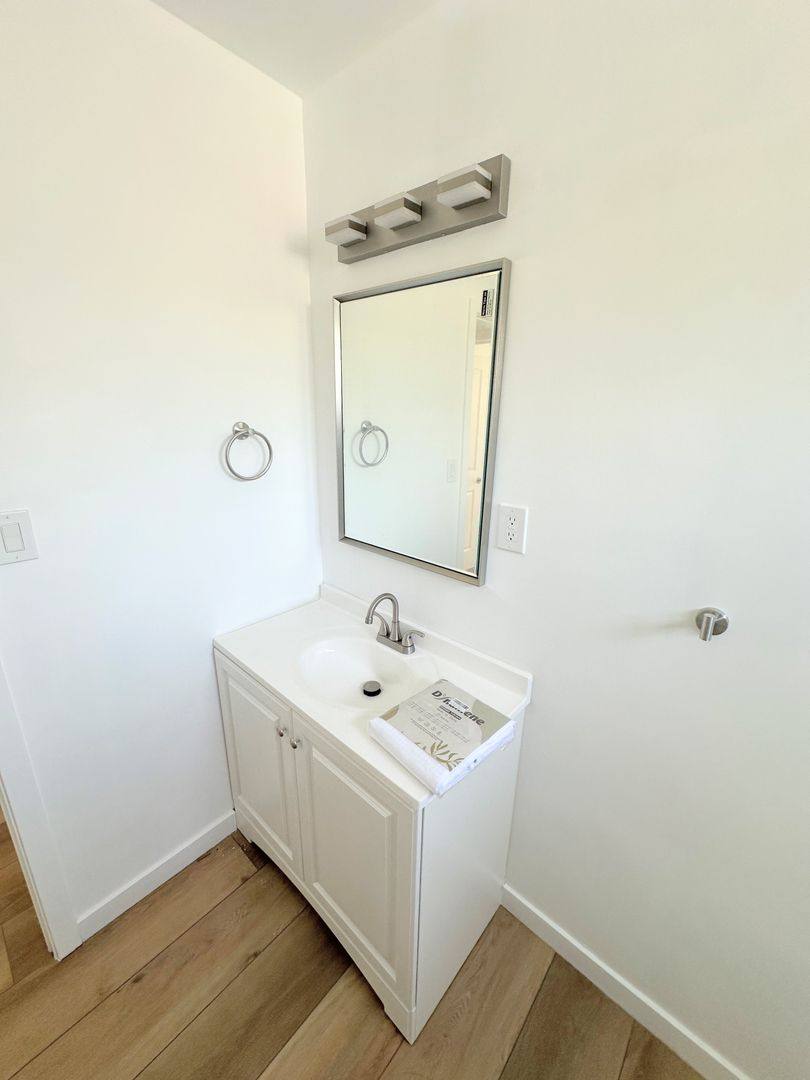 Apartment for rent at 14410 Magnolia Blvd, Sherman Oaks, CA 91423