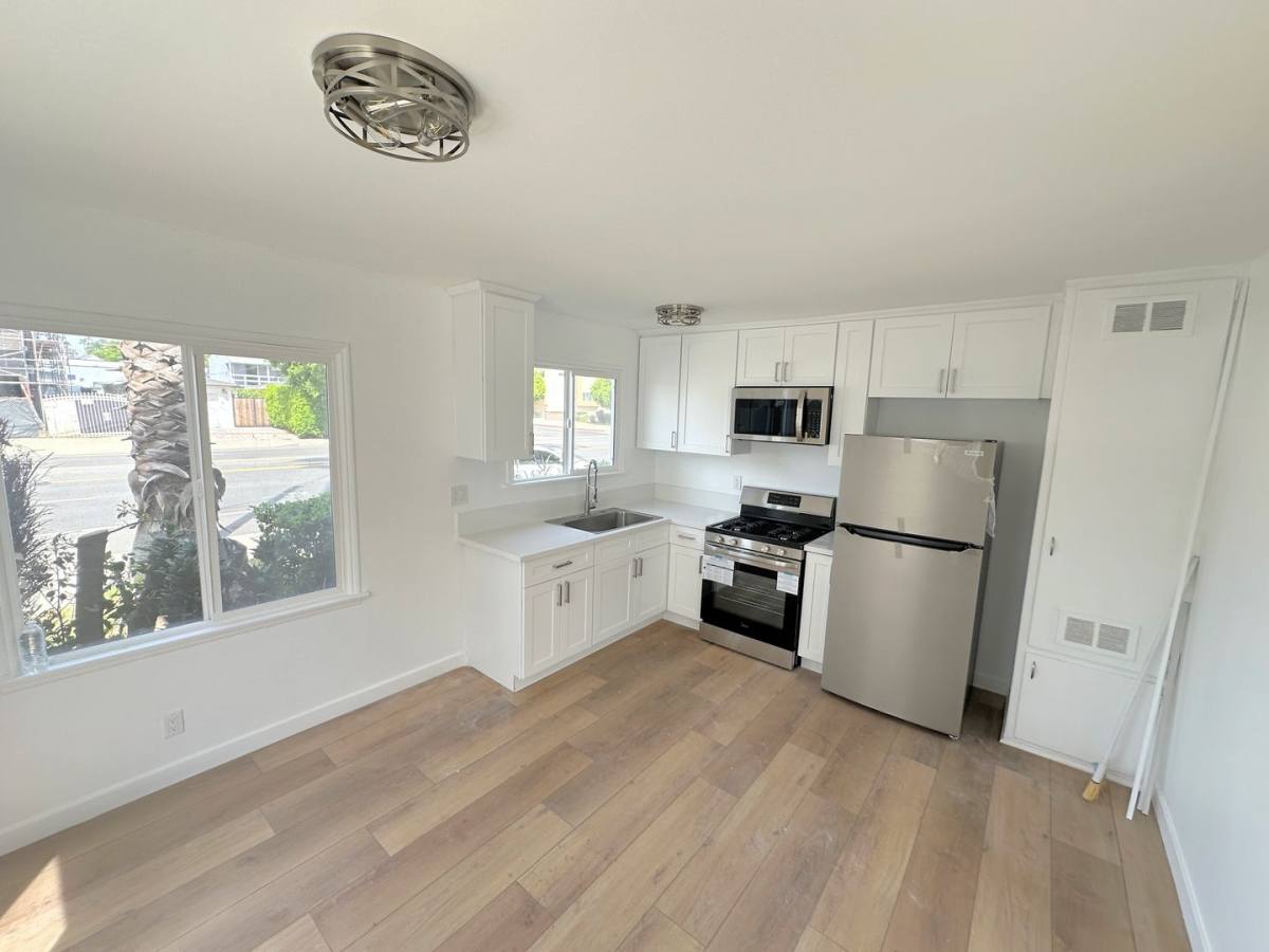Apartment for rent at 14410 Magnolia Blvd, Sherman Oaks, CA 91423