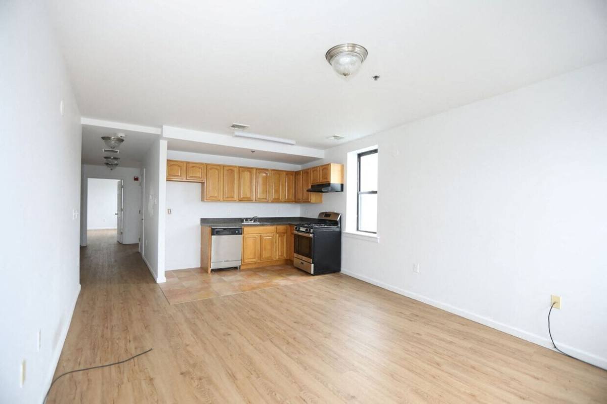 Apartment for rent at 39 Lincoln Park, Newark, NJ 07102