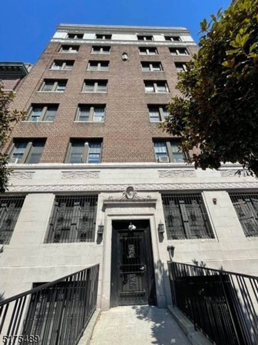 Apartment for rent at 39 Lincoln Park, Newark, NJ 07102