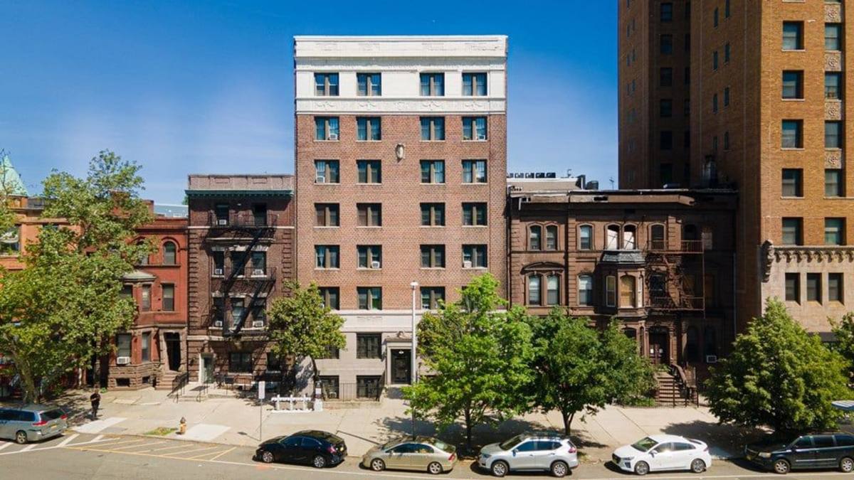 Apartment for rent at 39 Lincoln Park, Newark, NJ 07102