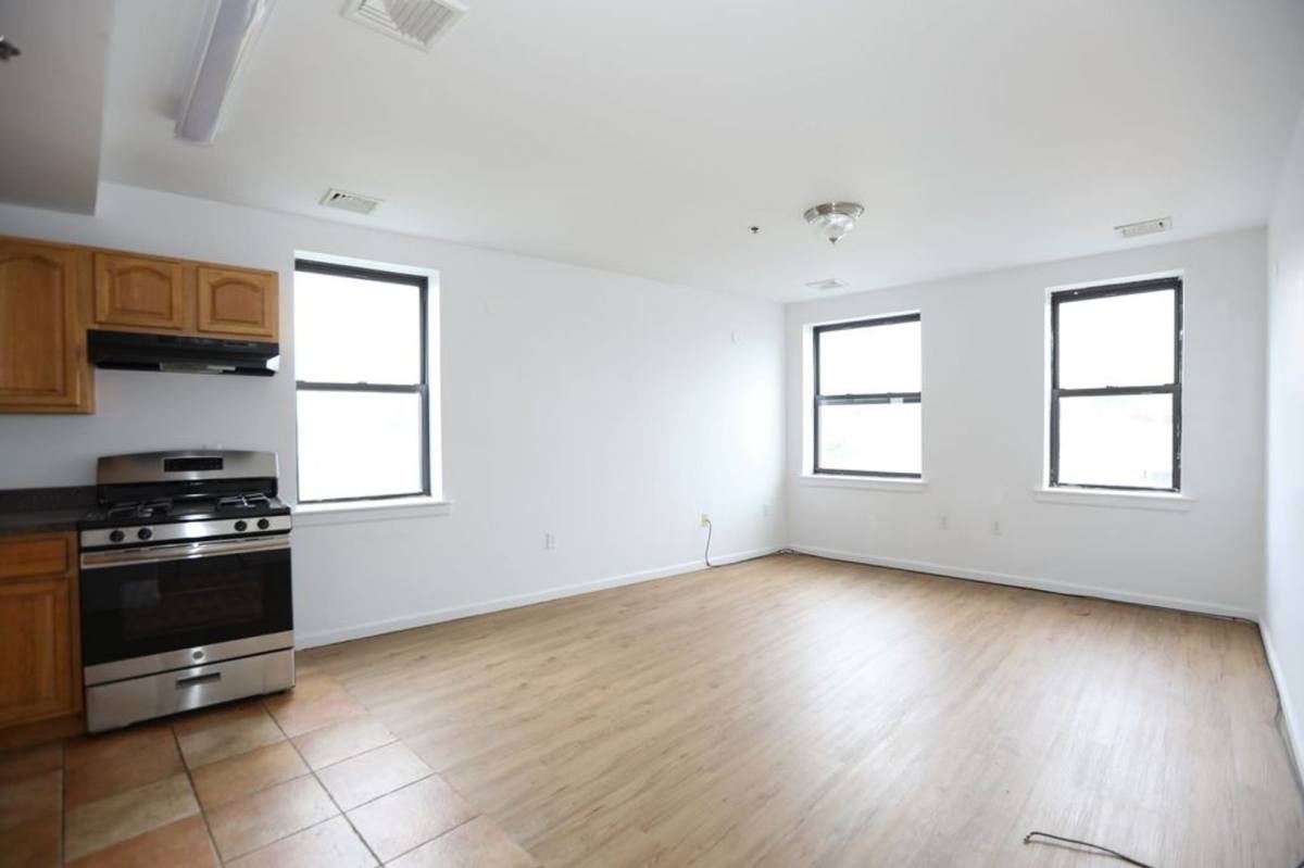 Apartment for rent at 39 Lincoln Park, Newark, NJ 07102