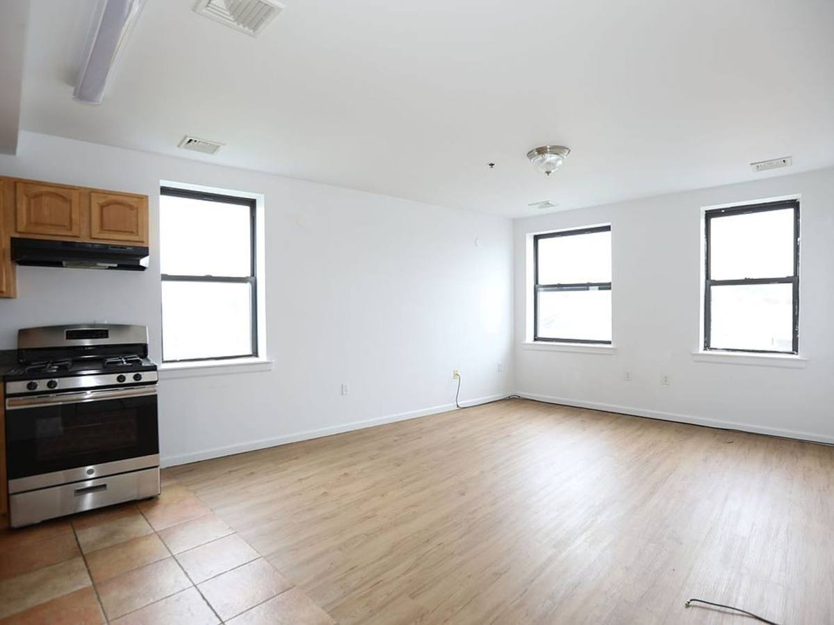 Apartment for rent at 39 Lincoln Park, Newark, NJ 07102