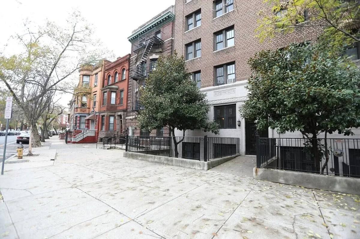 Apartment for rent at 39 Lincoln Park, Newark, NJ 07102