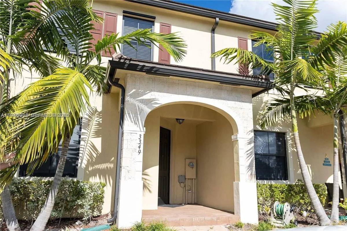 Townhouse for rent at 3349 W 105th Terrace, Hialeah, FL 33018