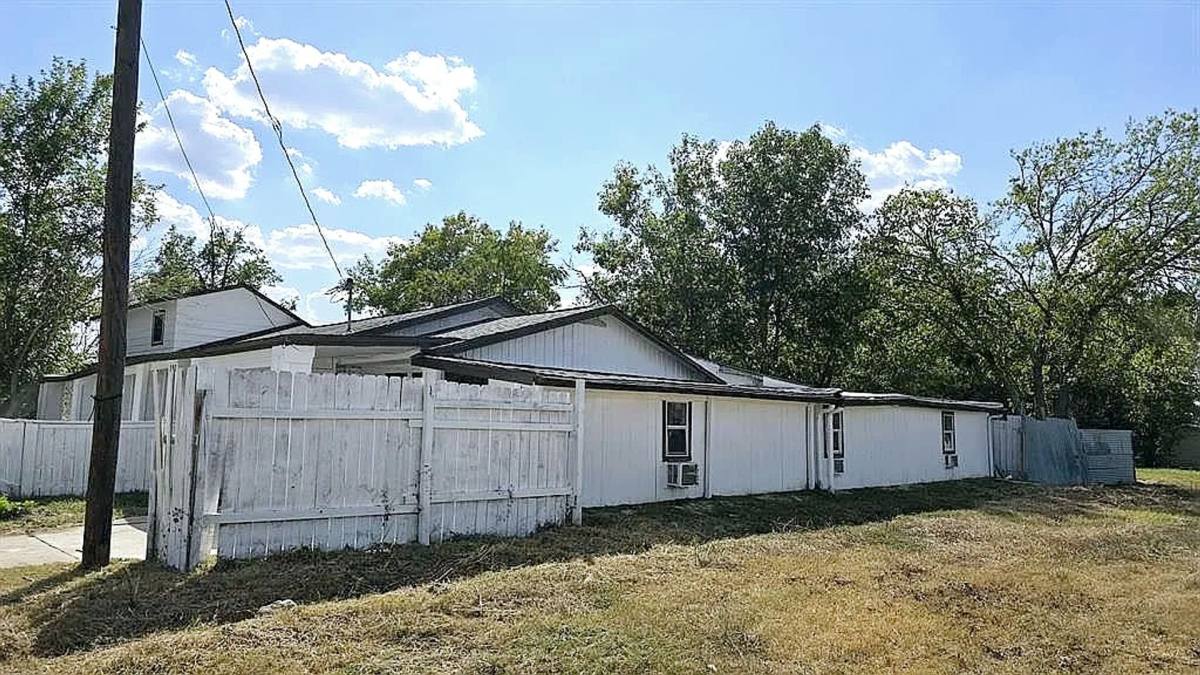 Apartment for rent at 101 S Lockhart St, Manor, TX 78653