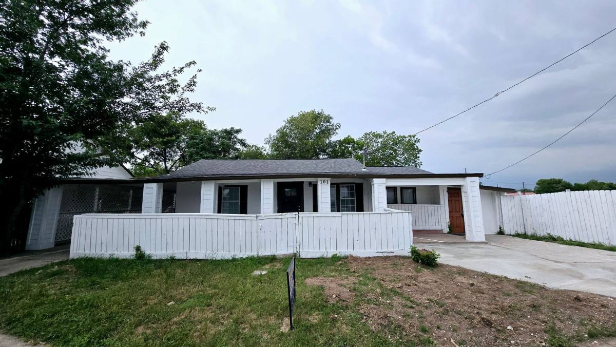Apartment for rent at 101 S Lockhart St, Manor, TX 78653