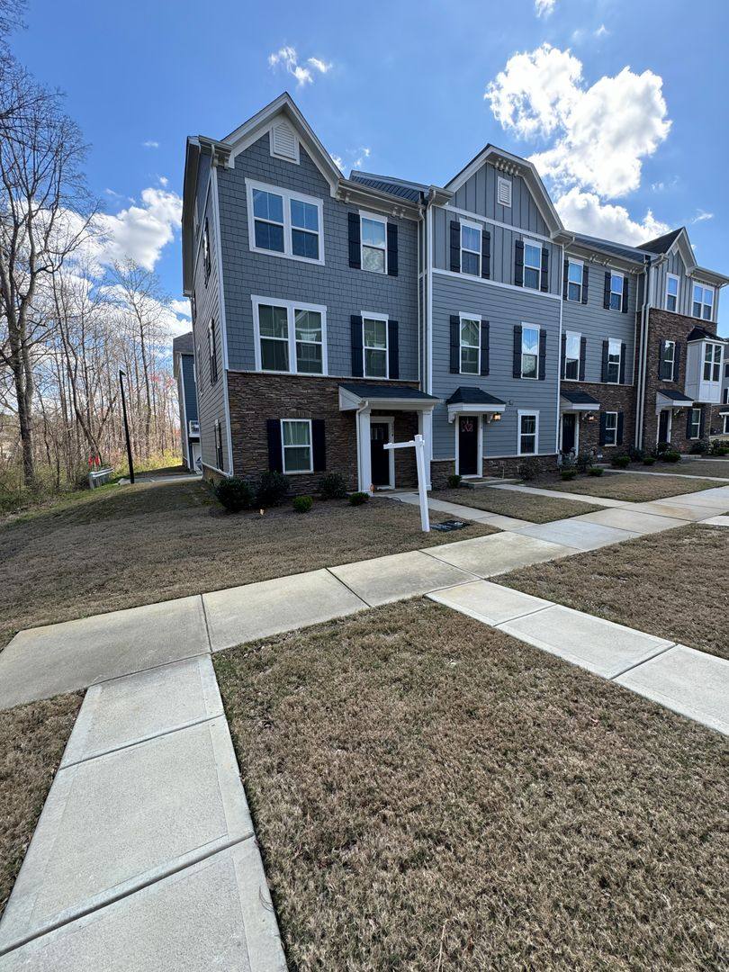 Townhouse for rent at 1214 Ashbury St, Charlotte, NC 28216
