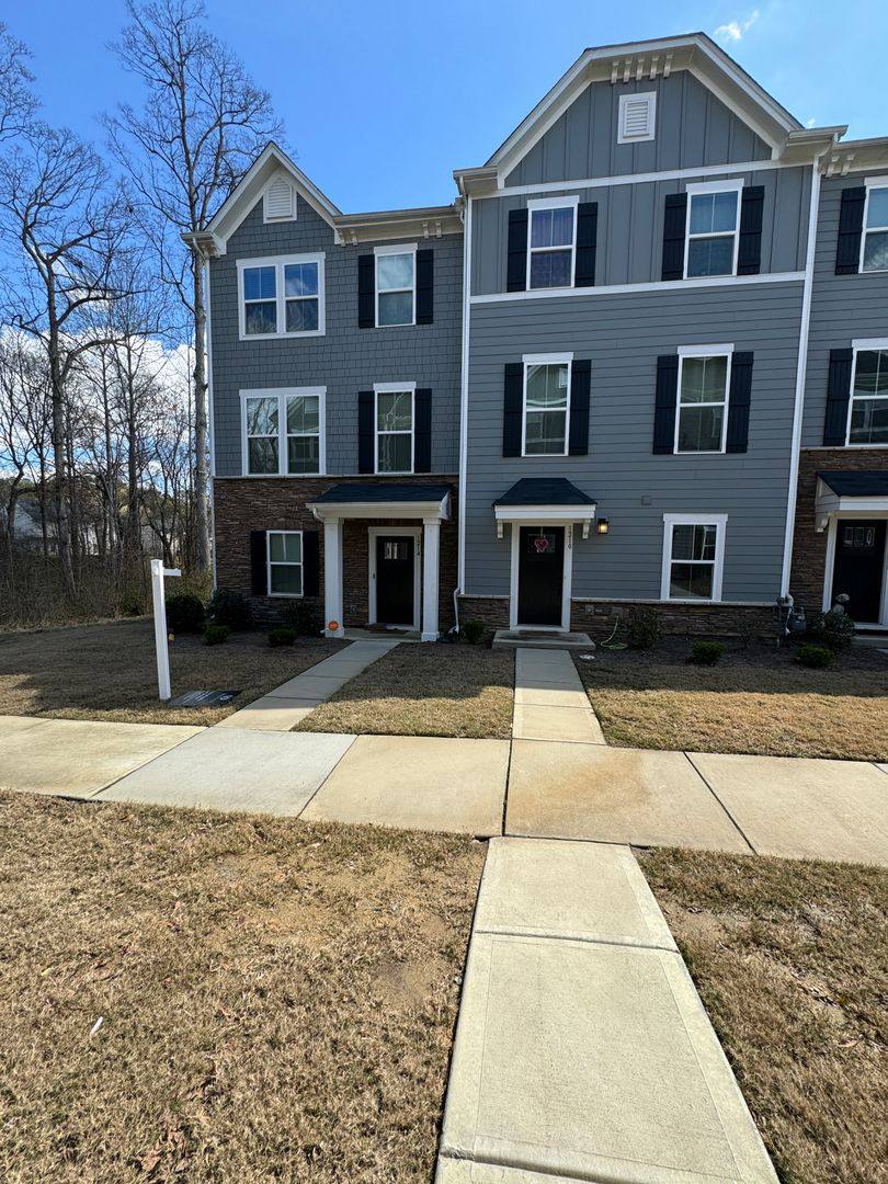 Townhouse for rent at 1214 Ashbury St, Charlotte, NC 28216