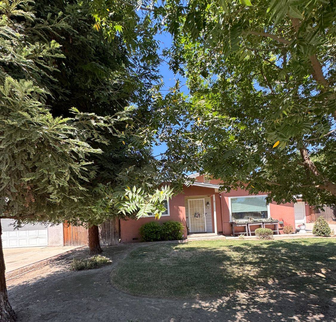 House for rent at 318 W Palm Ave, Reedley, CA 93654
