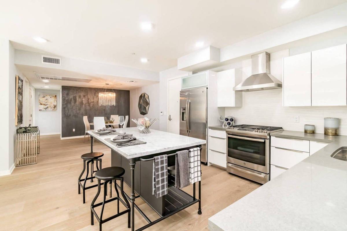 Apartment for rent at 850 Crenshaw Blvd, Los Angeles, CA 90005