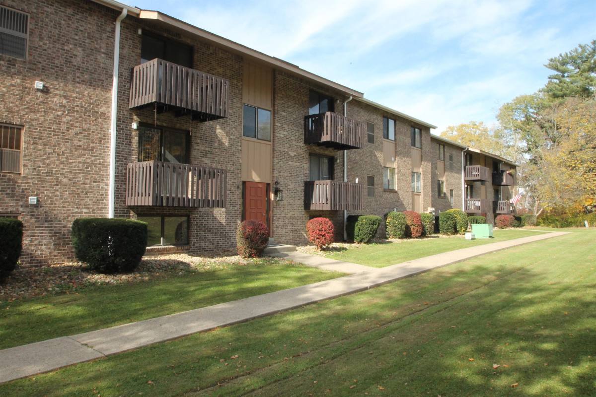 Apartment for rent at Sandy Creek, 6150-72 Library Rd, Bethel Park, PA 15102