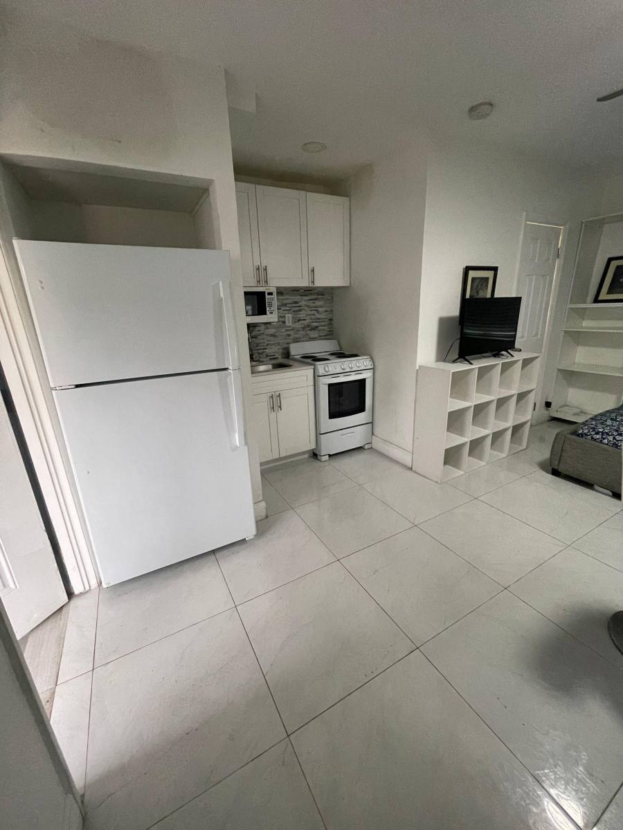 Apartment for rent at 625 S 20th Ave #8, Hollywood, FL 33020