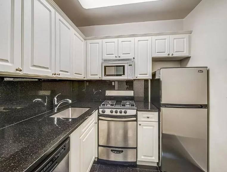 Apartment for rent at 300 E 46th St, New York, NY 10017