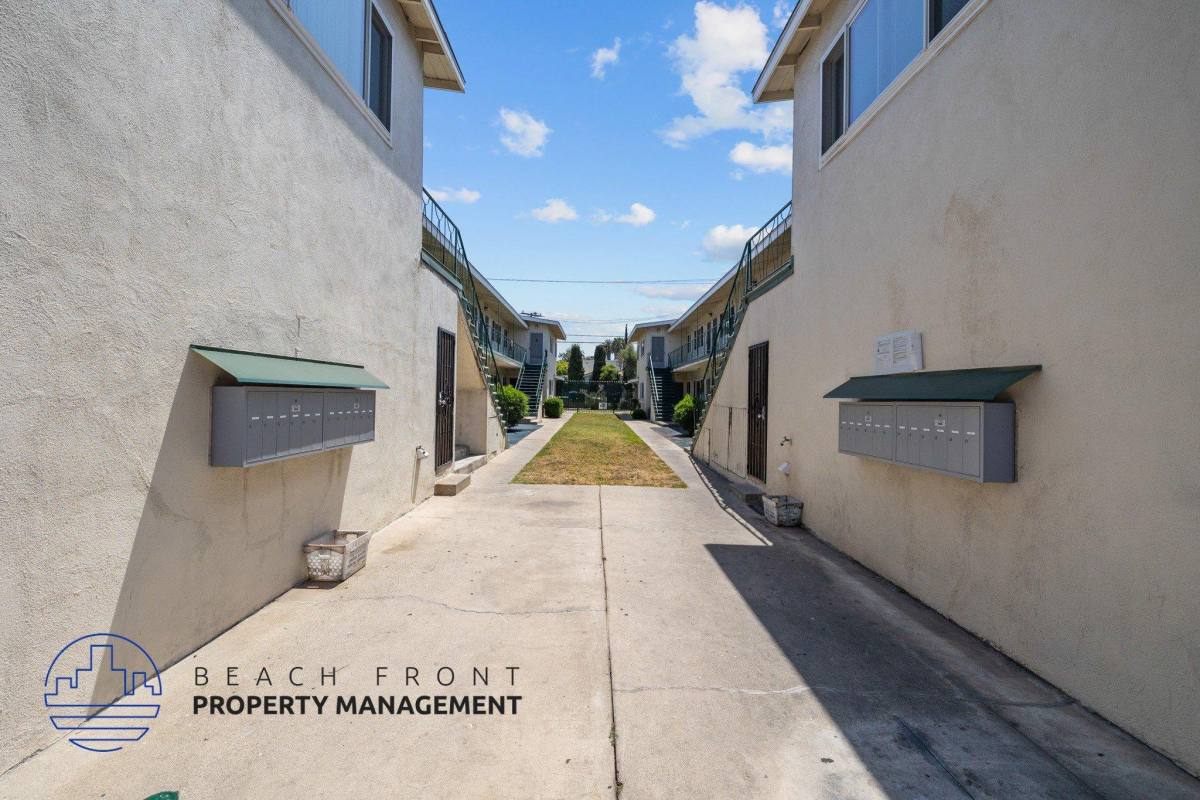 Apartment for rent at 631-635 South Grevillea Avenue, 631-635 Grevillea Ave #9, Inglewood, CA 90301