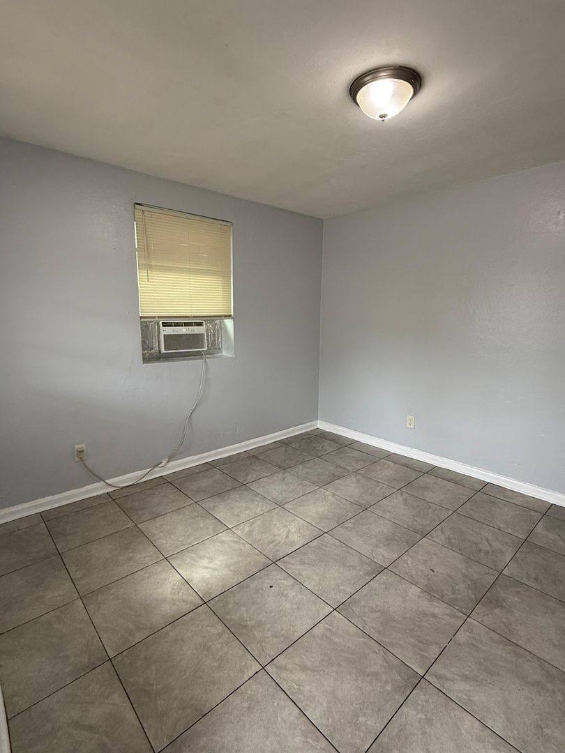 Apartment for rent at 1046 W 8th St, Jacksonville, FL 32209