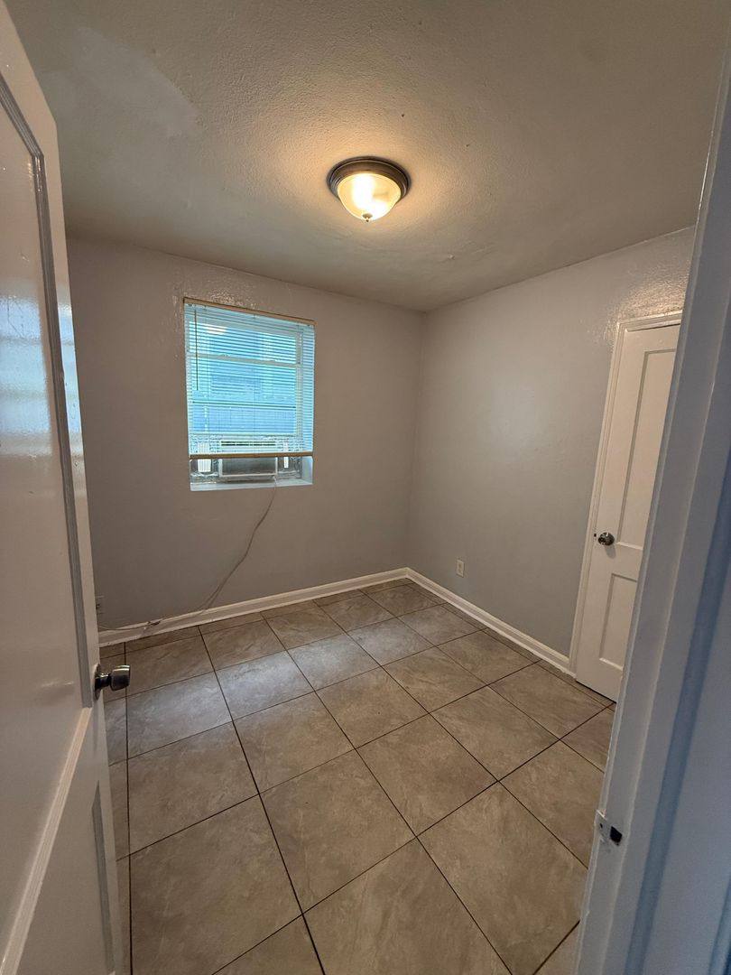 Apartment for rent at 1046 W 8th St, Jacksonville, FL 32209