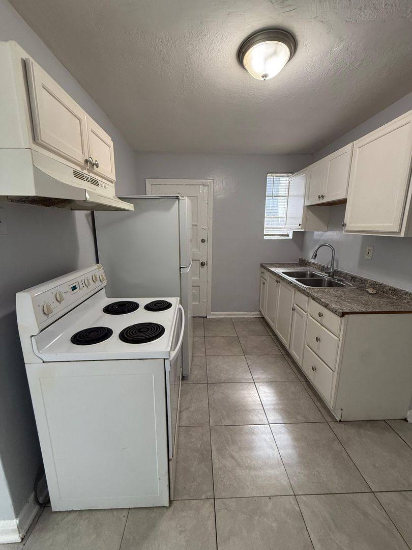 Apartment for rent at 1046 W 8th St, Jacksonville, FL 32209
